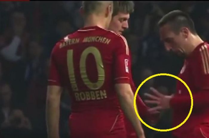 Franck Ribery dan Toni Kroos mencoba menentukan eksekutor tendangan bebas.