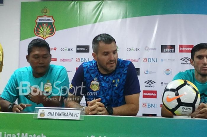 Pelatih dan pemain Bhayangkara FC, Simon McMenemy serta Vladimir Vujovic saat memberikan keterangan 