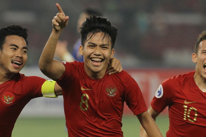 Witan Sulaeman (tengah) selebrasi gol bersama Nurhidayat Haji Haris dan Egy Maulana Vikri. Timnas U-19 Indonesia menang 3-1 atas Timnas U-19 Taiwan dalam laga perdana Grup A Piala Asia (Piala AFC) U-19 2018 di Stadion Utama Gelora Bung Karno, Senayan, Jakarta, Kamis (18/10/2018) malam WIB. 