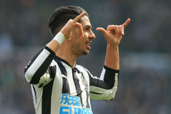 Selebrasi striker Newcastle United, Ayoze Perez saat mencetak gol ke gawang Arsenal di Stadion St James Park, Minggu (15/4/2018).