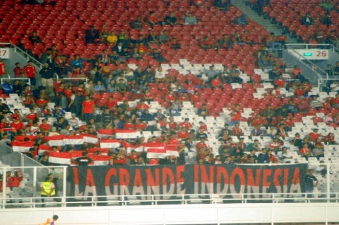 Koreografi La Grande Indonesia dalam mendukung Timnas U-19 Indonesia Vs Timnas U-19 Jepang di Stadion Utama Gelora Bung Karno (SUGBK), Minggu (25/3/2018).