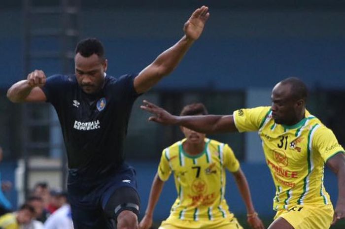 Bek tengah yang pernah membela Blackburn Rovers, Herold Goulon (kiri) saat membela Pahang FA pada uji coba kontra Visakha FC di Buriram Training Centre, Thailand, 8 Januari 2019. 