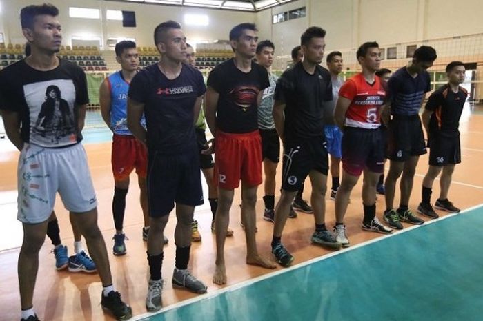 Timnas voli putra Indonesia memperhatikan arahan dari pelatih setelah menjalani latihan persiapan SEA Games 2017 di Padepokan voli, Sentul, Bogor, Jawa Barat, Kamis (1/6/2017).