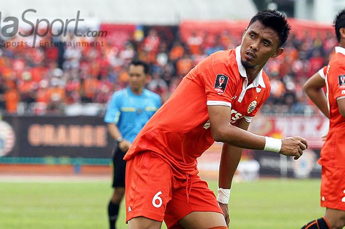 Bek Persija Jakarta, Maman Abdurrahman, saat tampil melawan Madura United dalam laga Cilacap Cup 2017 di Stadion Wijayakusuma Cilacap, Jawa Tengah, Jumat (24/03/2017).