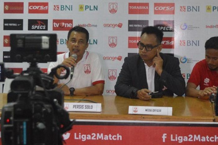 Pelatih Persis Solo, Jafri Sastra (baju putih) dan gelandang Persis Solo, Eli Nasoka (baju merah) usai laga pembuka Liga 2 2018, di Stadion Manahan Solo, Senin (23/4/2018).