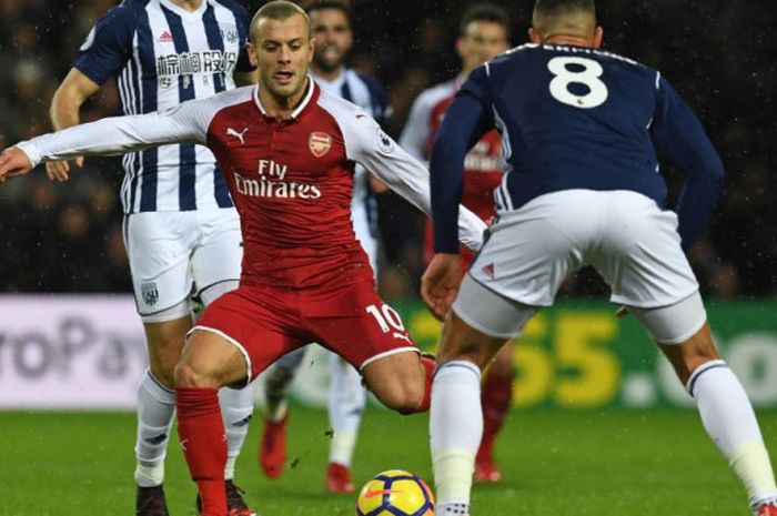 Gelandang Arsenal, Jack Wilshere, mencoba lepas dari kawalan para pemain West Bromwich Albion pada pertandingan Premier League di The Hawthorns, Minggu (31/12/2017). 