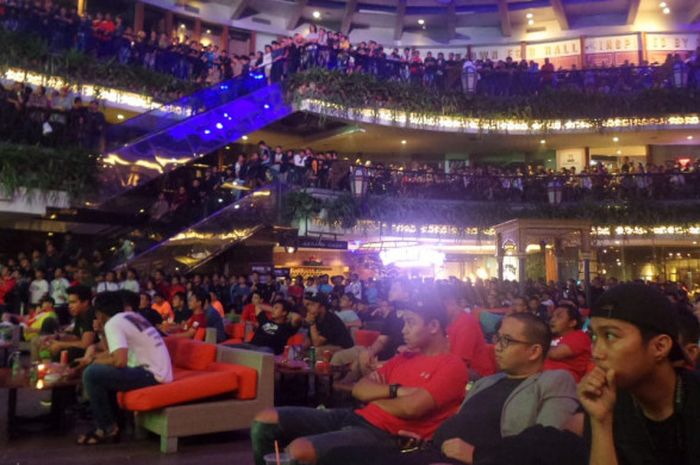 Suasana nonton bareng laga final Liga Champions antara Real Madrid dan Liverpool FC di Lippo Mall Kemang, Jakarta, Minggu (27/5/2018) dini hari WIB.