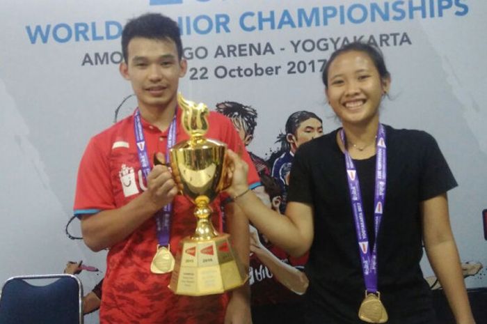 Rinov Rivaldy (kiri) dan Pitha Haningtyas Mentari (kanan) berpose bersama dengan membawa Piala Eye Level setelah berhasil menang di partai final WJC 2017 nomorganda campuran, Minggu (22/10/2017).