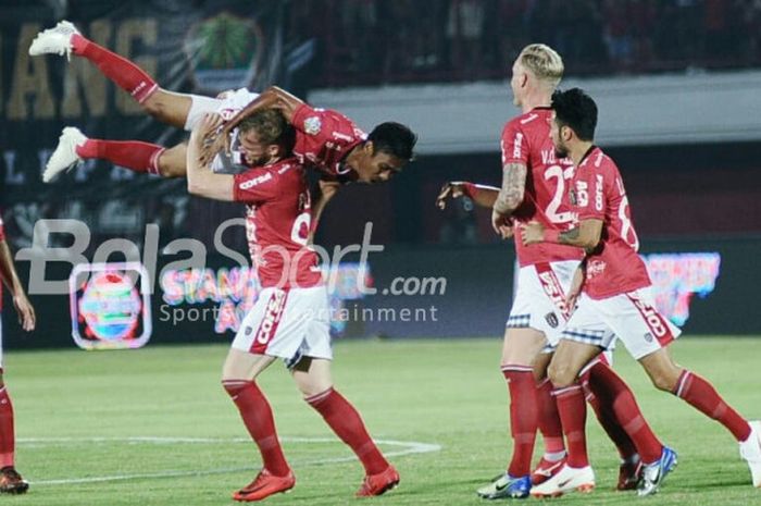   Striker Bali United, Melvin Platje, membopong Fadil Sausu saat merayakan gol yang dicetak ke gawang Bhayangkara FC dalam duel Liga 1 2018 di Stadion Kapten I Wayan Dipta, Gianyar, Sabtu (21/7/2018).  