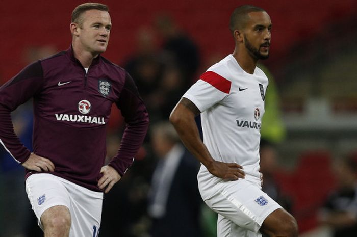 Striker tim nasional Inggris, Wayne Rooney (kiri) dan Theo Walcott, dalam sesi pemanasan jelang pertandingan Kualifikasi Piala Eropa 2016 Grup E menghadapi Swiss di Stadion Wembley, London, Inggris, pada 8 September 2015.