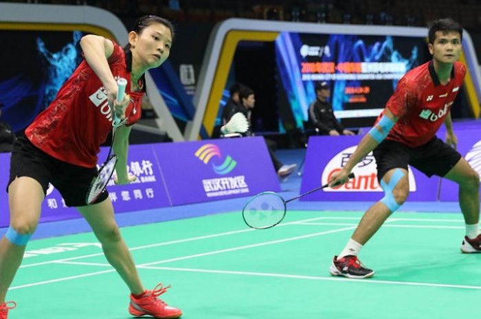 Pasangan ganda campuran Indonesia, Ricky Karanda Suwardi/Debby Susanto,mengembalikan kok ke arah Goh Soon Huat/Shevon Jemie Lai (Malaysia). Ricky/Debby menang dengan skor 21-16, 26-24 pada laga babak kedua Kejuaraan Asia 2018 yang berlangsung di Wuhan Sports Center, Wuhan, China, Kamis (26/4/2018).