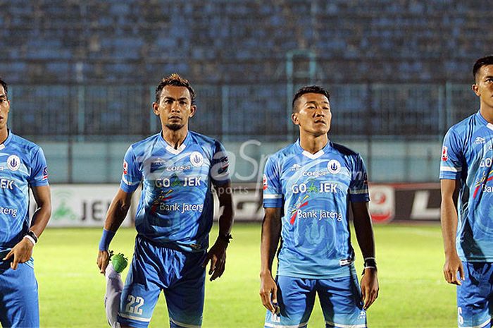 Pemain PSCS Cilacap berpose menjelang dimulainya laga melawan PSBK Kota Blitar pada babak playo-ff Liga 2 di Stadion Kanjuruhan Malang, Jawa Timur, Kamis (12/10/2017) malam.