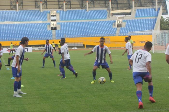 Pemain Felcra FC menggelar latihan bersama di stadion Gelora Sriwijaya Jakabaring Palembang, Rabu (14/3/2018) menjelang laga internasional di stadion Gelora Sriwijaya Jakabaring 