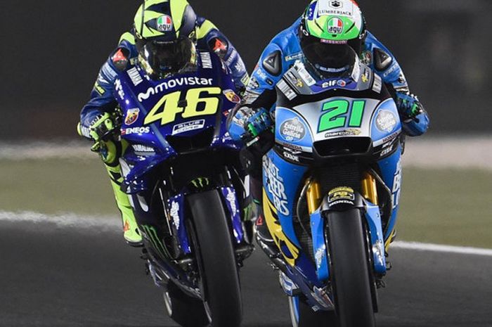 Pebalap Marc VDS, Franco Moribidelli, berada di depan pebalap Movistar Yamaha, Valentino Rossi, saat seri pertama GP Qatar yang berlangsung di Sirkuit Losail, Qatar, Minggu (22/3/2018). 