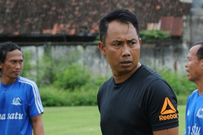 I Komang Putra (kaos hitam) sedang berlatih bersama tim Legenda Mitra Devata saat tur Lombok, NTB, Sabtu (25/11/2017).