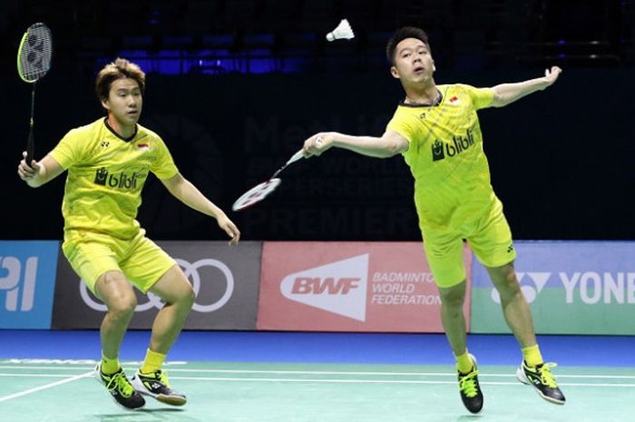 Pasangan ganda putra Indonesia, Marcus Fernaldi Gideon/Kevin Sanjaya Sukamuljo, mengembalikan kok ke arah Mads Conrad-Petersen/Mads Pieler Kolding (Denmark). Marcus/Kevin menang dengan skor 21-6, 21-16 di Hamdan Sports Complex, Dubai, Rabu (13/12/2017).