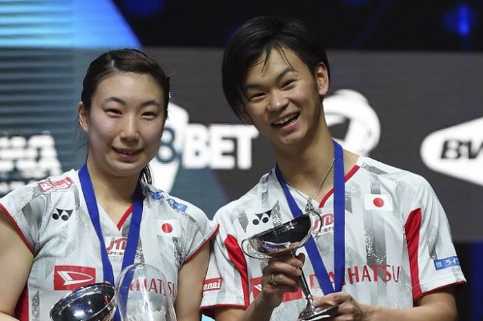 Pasangan ganda campuran Jepang, Yuta Watanabe/Arisa Higashino, berpose dengan trofi yang didapat sebagai juara All England 2018 setelah mengalahkan wakil China, Zheng Siwei/Huang Yaqiong, 15-21, 22-20, 21-16, pada partai final yang digelar di Arena Birmingham, Inggris, Minggu (18/3/2018).