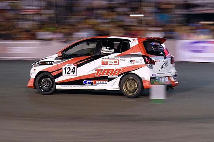 Aksi pebalap Toyota Team Indonesia TRD, Anjasara Wahyu pada seri ke 4 Kejuaraan Nasional MLDSPOT Auto Gymkhana 2018 di kawasan terminal Pasir Hayam , Cianjur, Sabtu (15/9/2018).