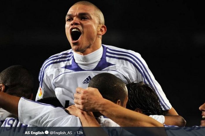 Bek tengah FC Porto, Pepe, saat masih bermain untuk Real Madrid.