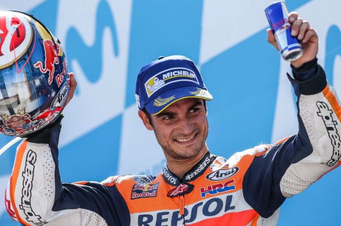 Pebalap tim Repsol Honda, Dani Pedrosa merayakan keberhasilannya finis di posisi kedua pada balapan MotoGP Aragon (24/9/2017).