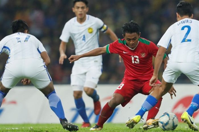 Winger Febri Hariyadi (13)  saat membela timnas U-22 Indonesia yang bersua Malaysia pada semifinal SEA Games 2017 di Stadion Shah Alam, 26 Agustus 2017.