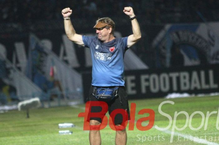 Pelatih PSM Makassar, Robert Rene Alberts, merayakan gol PSM Makassar kontra Persela di stadion Surajaya Lamongan, Sabtu (12/8/2017) malam. PSM menang dengan skor tipis 1-0.