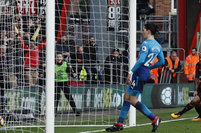 Striker Bournemouth, Callum Wilson (kanan), mencetak gol ke gawang Arsenal dalam laga Liga Inggris di Stadion Vitality, Bournemouth, pada 14 Januari 2018.