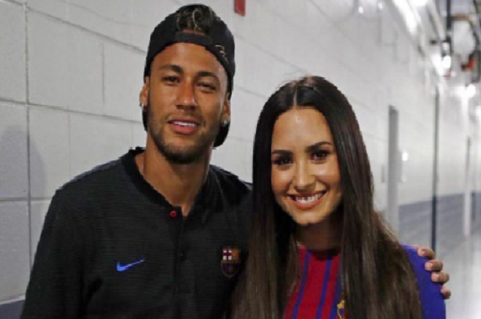 Neymar sedang berpose dengan artis asal amerika Serikat, Demi Lovato.