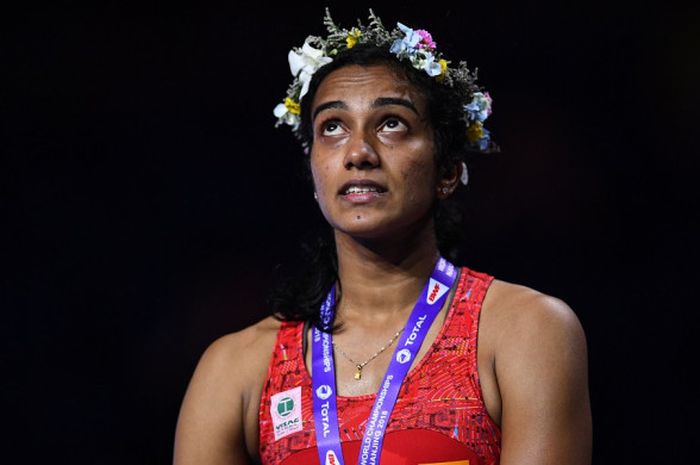 Reaksi pebulu tangkis tunggal putri India, Pusarla Venkata Sindhu, pada podium tiga besar Kejuaraan Dunia 2018 yang berlangsung di Nanjing Olympic Sports Centre, Nanjing, China. Sindhu menyelesaikan kejuaraan sebagai runner-up.