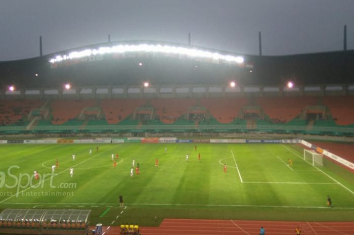 Suasana pertandingan antaa timnas U-23 Uzbekistan sementara ungguli timnas U-23 Bangladesh di Stadion Pakansari, Kabupaten Bogor, Selasa (15/8/2018).