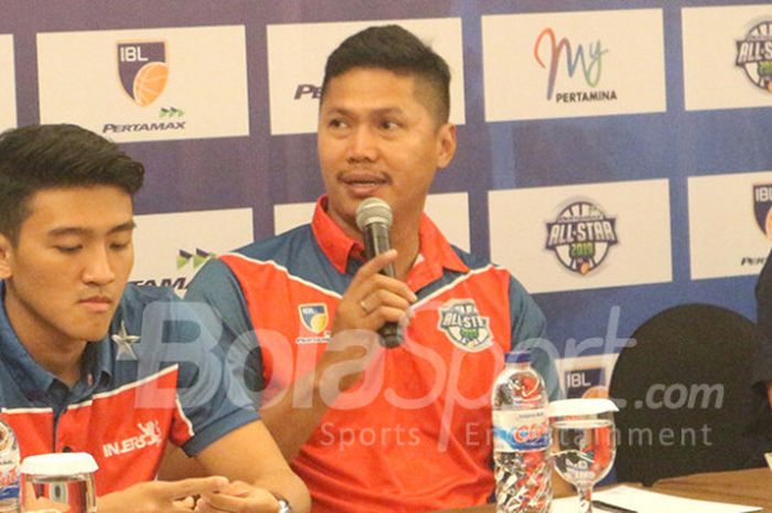 Pelatih NSH Jakarta, Wahyu Widayat Jati (tengah), saat berbicara dalam sesi konferensi pers IBL All Star 2019 yang digelar di Hotel Aston, Solo, pada Rabu (9/1/2019).