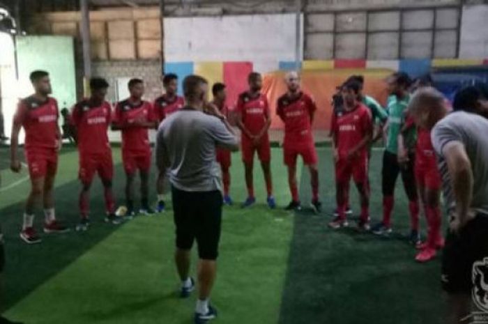 Skuat Madura United menggelar permainan futsal jelang bermain kontra Persipura Jayapura.