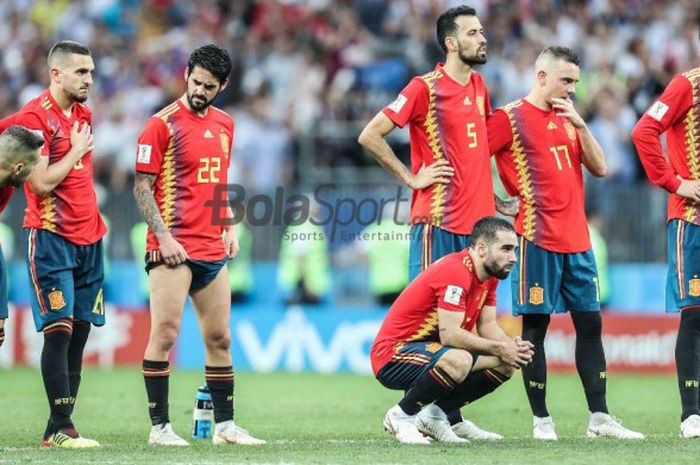   Para pemain Spanyol meratapi kekalahan dari Rusia lewat adu penalti dalam partai babak 16 besar Piala Dunia 2018 di Stadion Luzhniki, Moskow, 1 Juli 2018.  