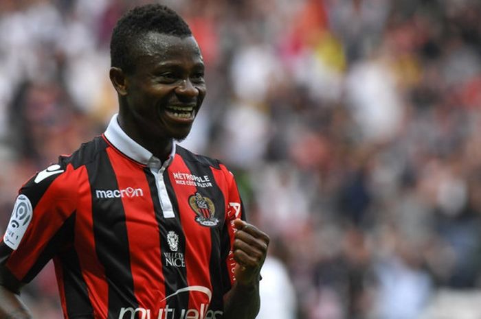 Jean Michael Seri merayakan gol OGC Nice ke gawang AS Nancy Lorraine pada partai Ligue 1, kasta pertama Liga Prancis di Stadion Allianz Riviera, 15 April 2017.