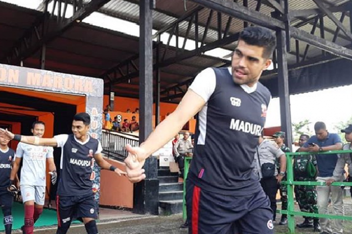 Para pemain Madura United tengah bersiap melawan Perseru Serui pada pekan ke-32 Liga 1 2018 di Stadion Marora, Serui, Sabtu (1/12/2018).