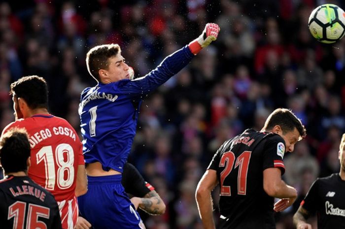 Kiper Athletic Bilbao, Kepa Arrizabalaga, meninju bola dalam laga Liga Spanyol kontra Atletico Madrid di Stadion Wanda Metropolitano, Madrid pada 18 Februari 2018.