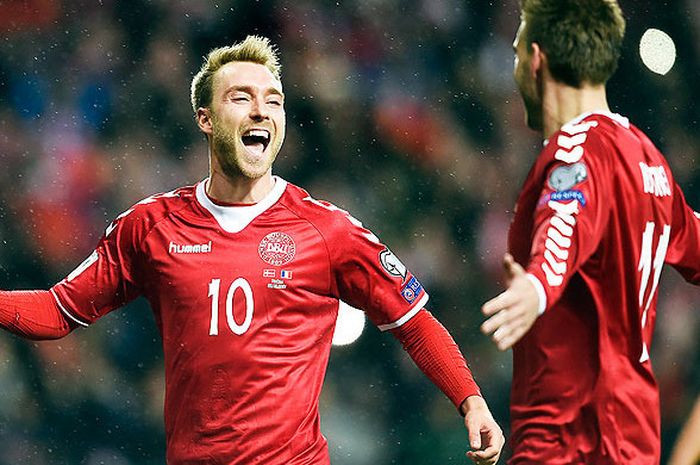 Pemain timnas Denmark, Christian Eriksen (kiri), merayakan gol bersama rekan setimnya seusai membobol gawang Rumania dalam laga kualifikasi Piala Dunia 2018 di Kopenhagen, Denmark, pada 8 Oktober 2017.