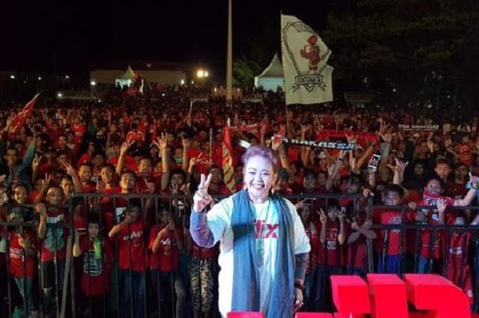 Kepala Dinas Kepemudaan dan Olahraga Provinsi Sulawesi Selatan, Sri Endang Sukarsih, ikut nonton bareng (nobar) Areman FV versus PSM Makassar bersama suporter Juku Eja di Taman Pakui Sayang, Makassar, Rabu (30/8/2017). 