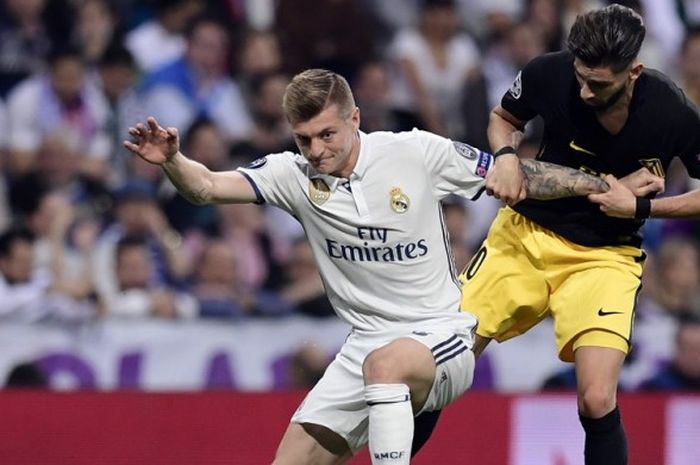 Aksi gelandang Real Madrid, Toni Kroos (kiri), mempertahankan bola dari incaran pemain Atletico Madrid, Yannick-Ferreira Carrasco, pada laga leg 1 semifinal Liga Champions 2016-2017 di Estadio Santiago Bernabeu, Madrid, Spanyol, pada Selasa (2/5/2017).