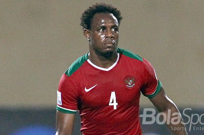 Bek timnas Indonesia, Victor Igbonefo, saat tampil melawan Laos di ajang AFF Cup 2014 di Stadion Hang Day, Hanoi, Vietnam, Jumat (28/11/2014).