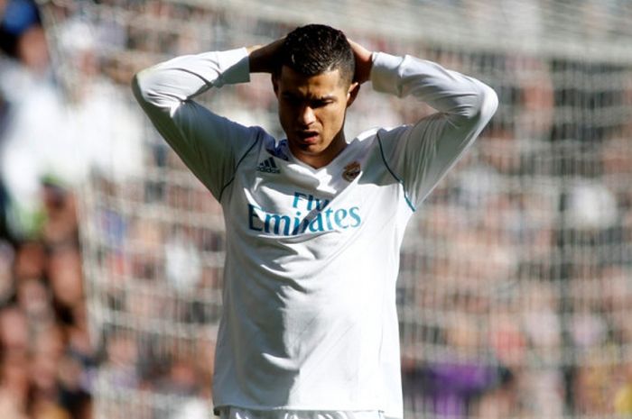 Reaksi megabintang Real Madrid, Cristiano Ronaldo, dalam laga Liga Spanyol kontra FC Barcelona di Stadion Santiago Bernabeu, Madrid, pada 23 Desember 2017.