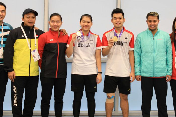 Kepala Bidang Pembinaan dan Prestasi PP PBSI Susy Susanti (kanan) berfoto dengan dua pasangan ganda campuran muda Indonesia, Leo Rolly Carnando/Indah Cahya Sari Jamil dan Rehan Naufal Kusharjanto/Siti Fadia Silva Ramadhanti.