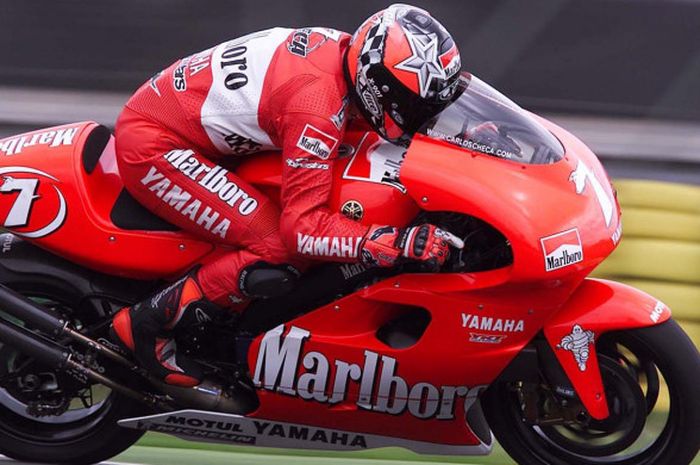 Carlos Checa saat beraksi di Lintasan Sirkuit Le Mans pada MotoGP musim 2004