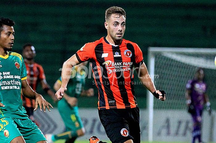 Aksi penyerang Perseru Serui, Djamel Leeflang (kanan), saat melawan Sriwijaya FC pada pekan ke-11 Liga 1 2018 di Stadion Gajayana Malang, Jawa Timur, Minggu (27/05/2018) malam.