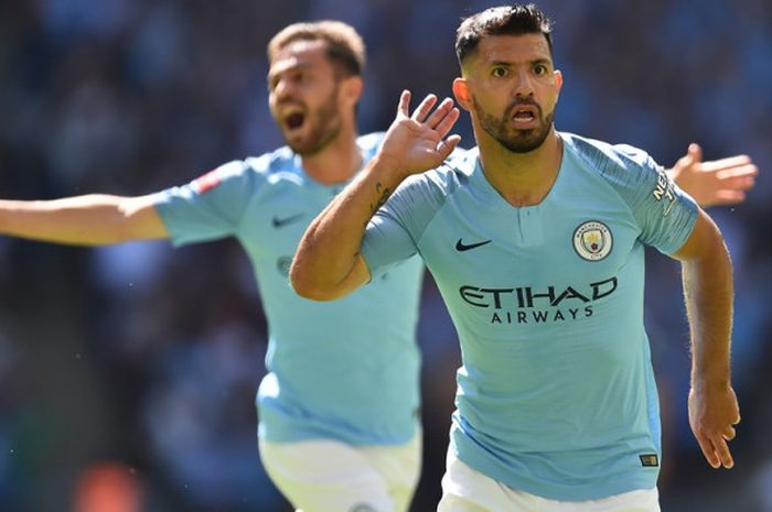 Penyerang Manchester City, Sergio Aguero, merayakan gol ke gawang Chelsea bersama John Stones dan Bernardo Silva pada laga Community Shield di Stadion Wembley, London, Minggu (5/8/2018).