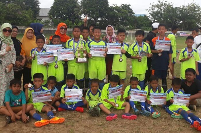 Ibu Tri Yulia Vera ST. Manajer Jaltha Soccer School Palembang, (keempat dari kiri).