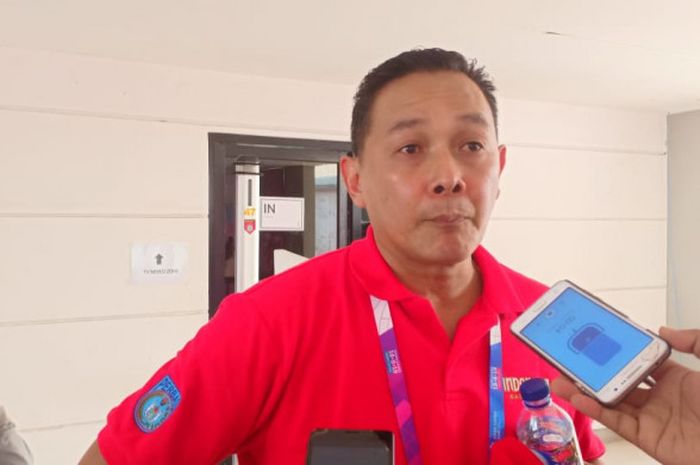 Pelatih timnas basket putri Indonesia, Arif Gunarto, menjawab pertanyaan media pasca-mendampingi skuatnya menghadapi Kazakhstan pada laga play-off peringkat ke-5 sampai ke-8 Asian Games 2018 di Hall Basket GBK, Jakarta, Selasa (28/8/2018).