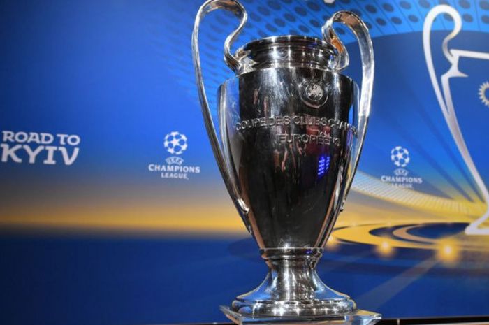   Trofi Liga Champions dipajang pada acara undian perempat final Liga Champions 2017-2018 di markas UEFA di Nyon, Swiss, Jumat (16/3/2018).  