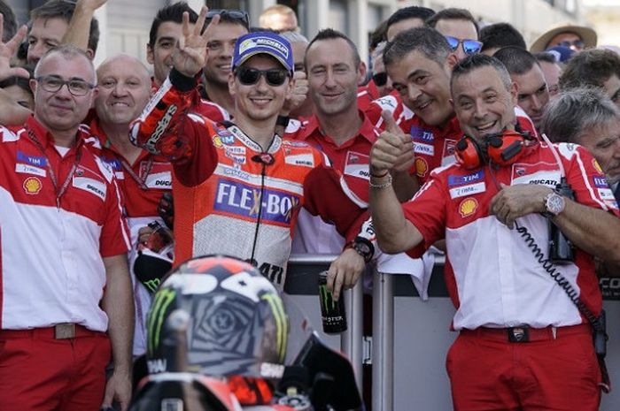 Jorge Lorenzo merayakan podium posisi ketiga bersama kru Ducati saat MotoGP Aragon, Minggu (24/9/2017).