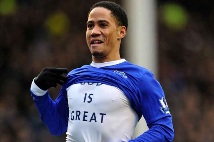 Stevan Pienaar melakukan selebrasi setelah mencetak gol ke gawang Chelsea pada laga lanjutan Liga Inggris di Goodison Park pada 30 Desember 2012 ketika masih berseragam Everton.